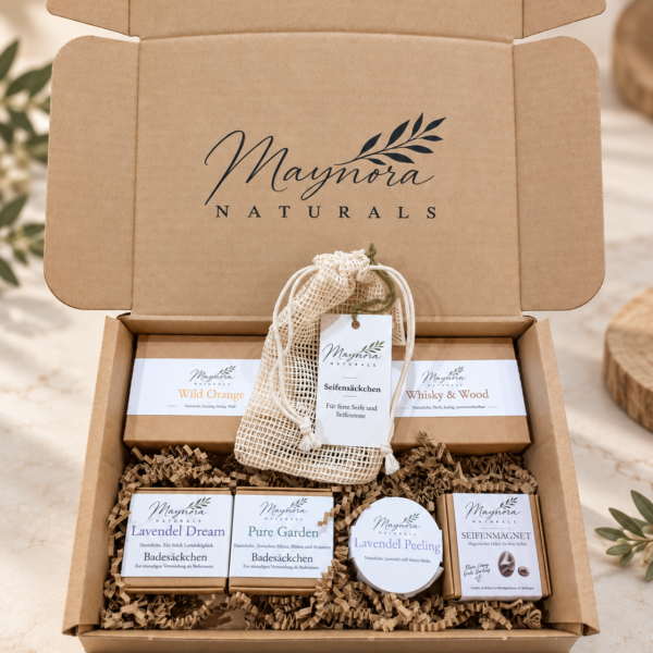 Maynora Starter-Set in geöffneter Geschenkbox mit fünf Seifenprodukten, Seifensäckchen und Seifenmagnet