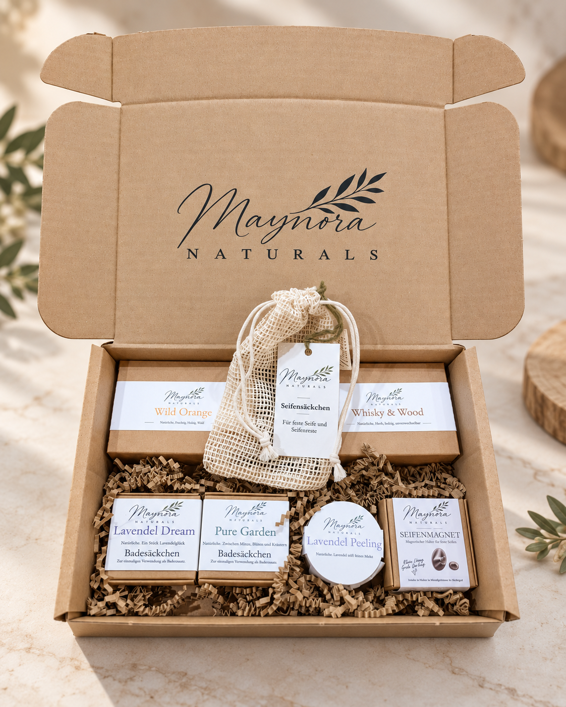 Maynora Starter-Set in geöffneter Geschenkbox mit fünf Seifenprodukten, Seifensäckchen und Seifenmagnet